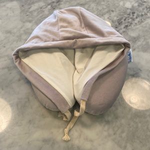 H&W Hooded Neck Pillow